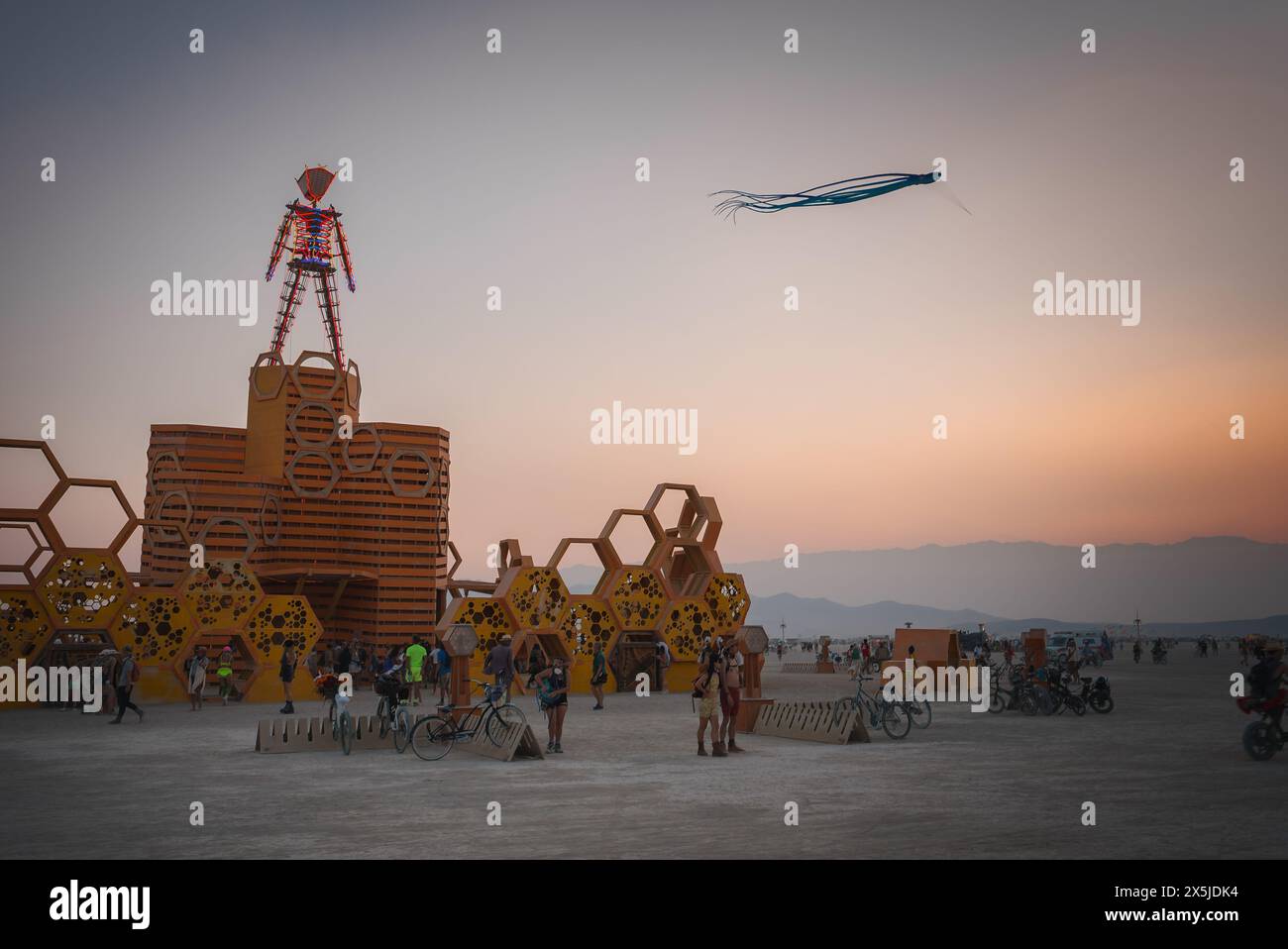 Ruhige Sonnenuntergangsszene beim Wüstenmusik- und Kunstfestival Stockfoto