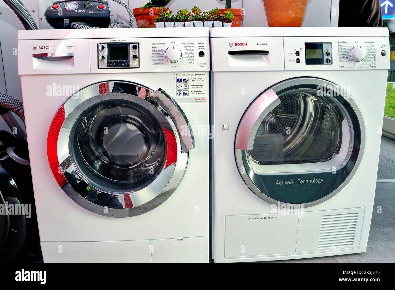 Paris, Frankreich, Bosch Waschmaschinen „Made in germany“, ausgestellt auf der Fachmesse Construction Equipment, Salon Batimat, Be-Green Eco-House, Detail Stockfoto