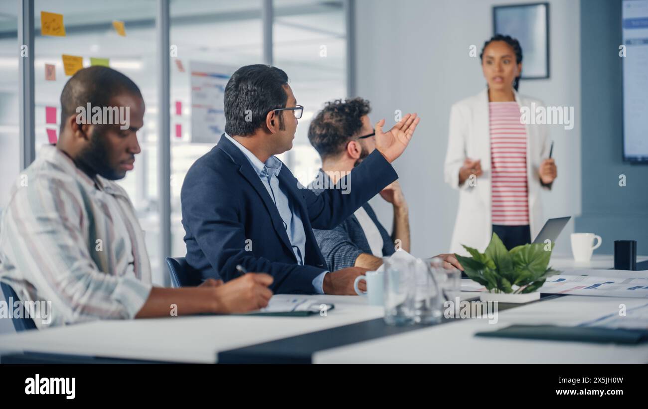 Diversity Modern Office: Schwarze Geschäftsfrau leitet Geschäftstreffen mit Managern, spricht, erklärt Statistiken, verwendet Präsentationsfernsehen mit Diagrammen, Big Data. Digitale Unternehmer arbeiten am eCommerce-Projekt Stockfoto