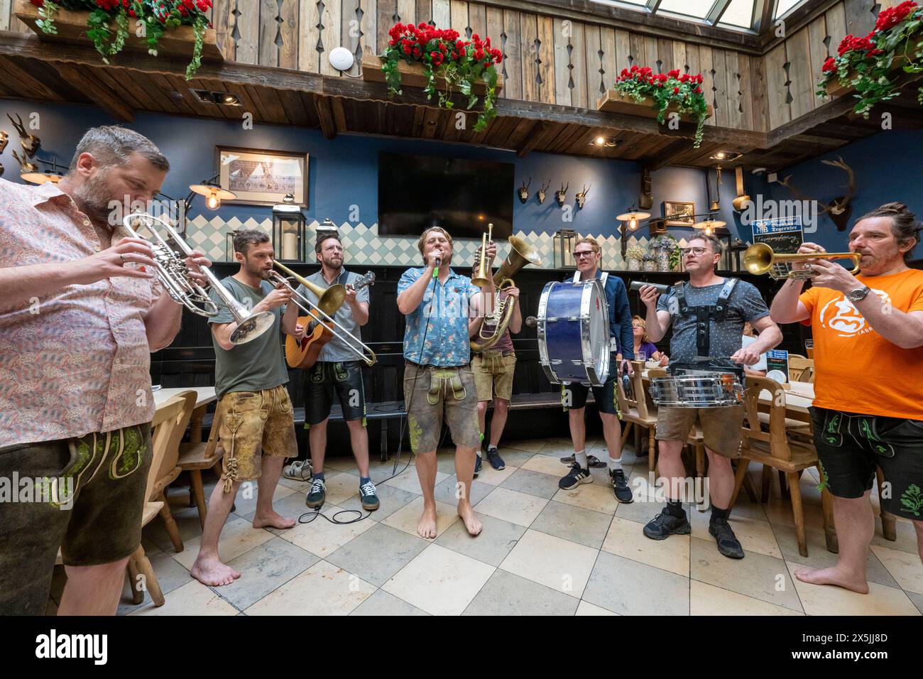 München, Deutschland. Mai 2024. Die Musikgruppe LaBrassBanda präsentiert ihre neue Single Goaßnmaß während einer kleinen Nachmittagstour durch die Münchner Pubs Credit: Peter Kneffel/dpa/Alamy Live News Stockfoto