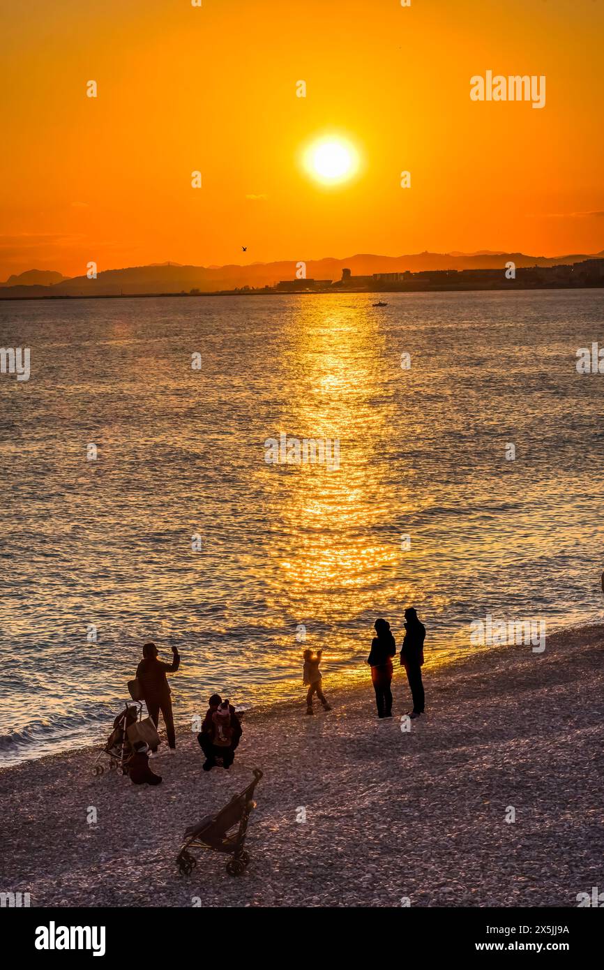 Leute beobachten Sun Go Down Beach Reflection Flughafen Mittelmeer Küste Küste Küste Küste, Nizza, Cote d'Azur, Frankreich Stockfoto