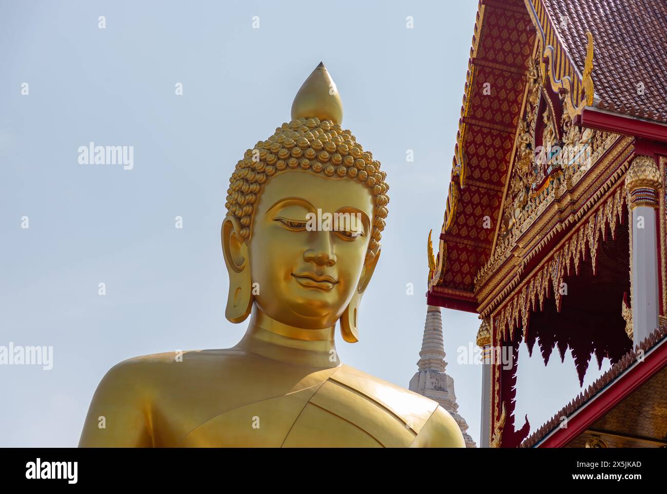 Ein Bild der großen Buddha-Statue am Wat Paknam Bhasicharoen Tempel. Stockfoto