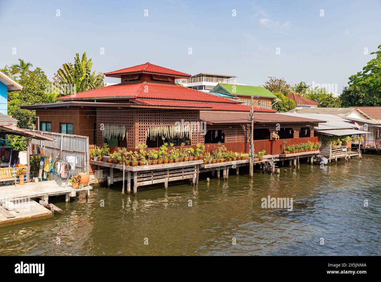Ein Bild von Kanalhäusern in Bangkok. Stockfoto