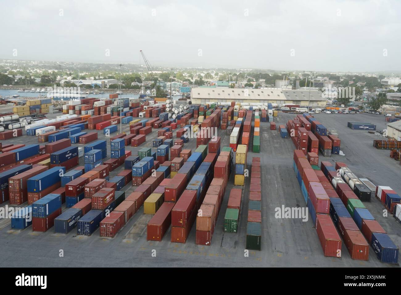 Der Seehafen und der Containerterminal von Bridgetown sind voll mit Kisten verschiedener Verlader. Stockfoto