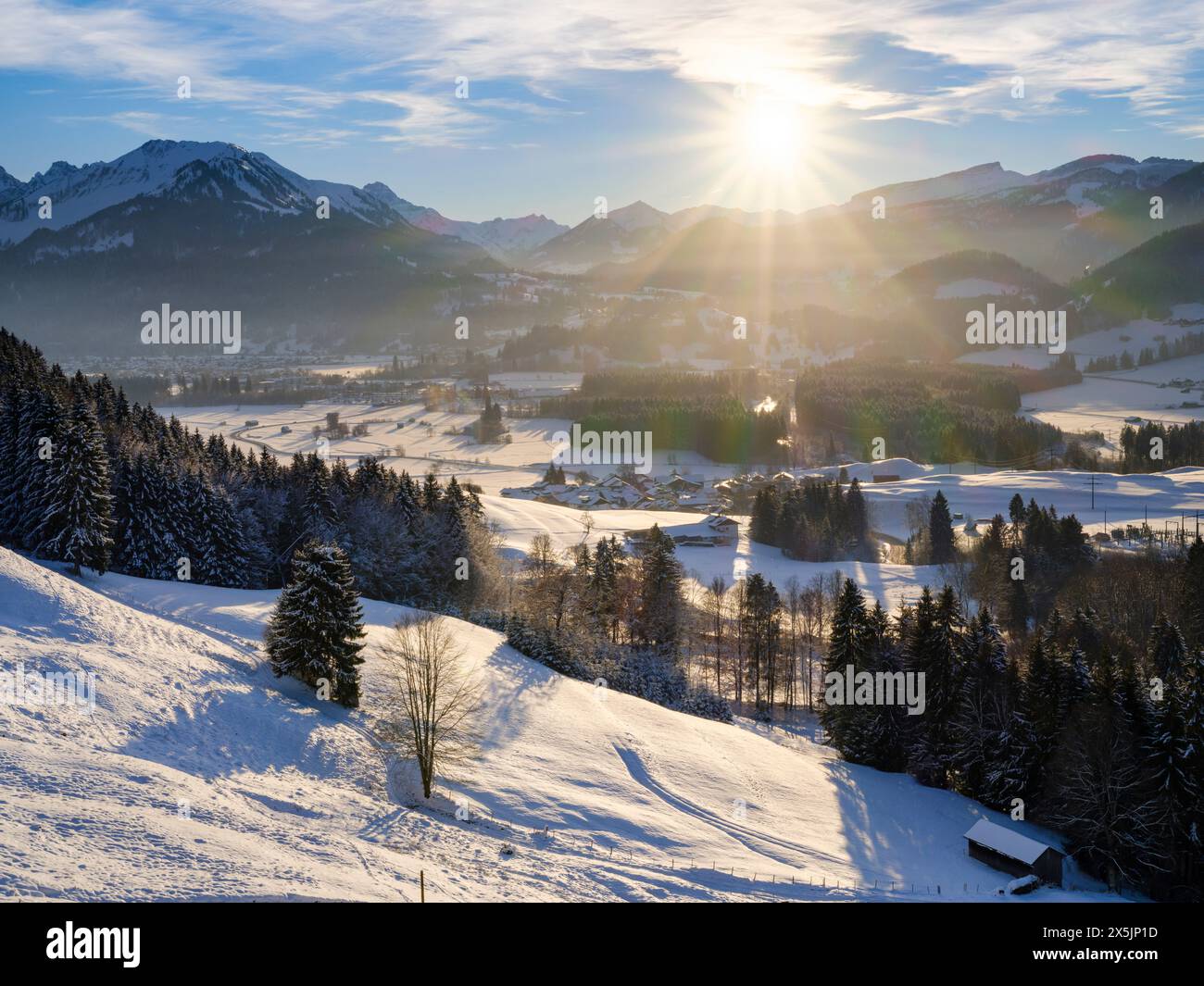 Sonnenuntergang über dem Tal der Iller, Blick in Richtung Mt. Hoher Ifen das Kleinwalsertal in Österreich. Die Allgauer Alpen bei Oberstdorf im Winter in Bayern. Stockfoto