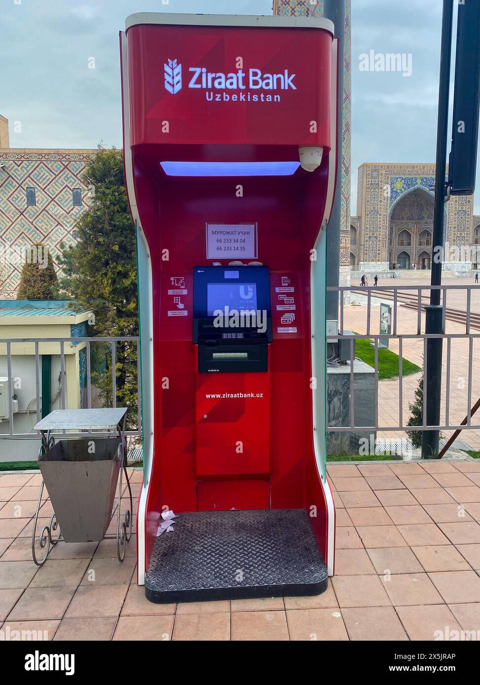 "Samarkand, Usbekistan - 4,2.2024: "Ziraat Bank ATM in Usbekistan eine Zentralasiatische und russische Bank" Stockfoto