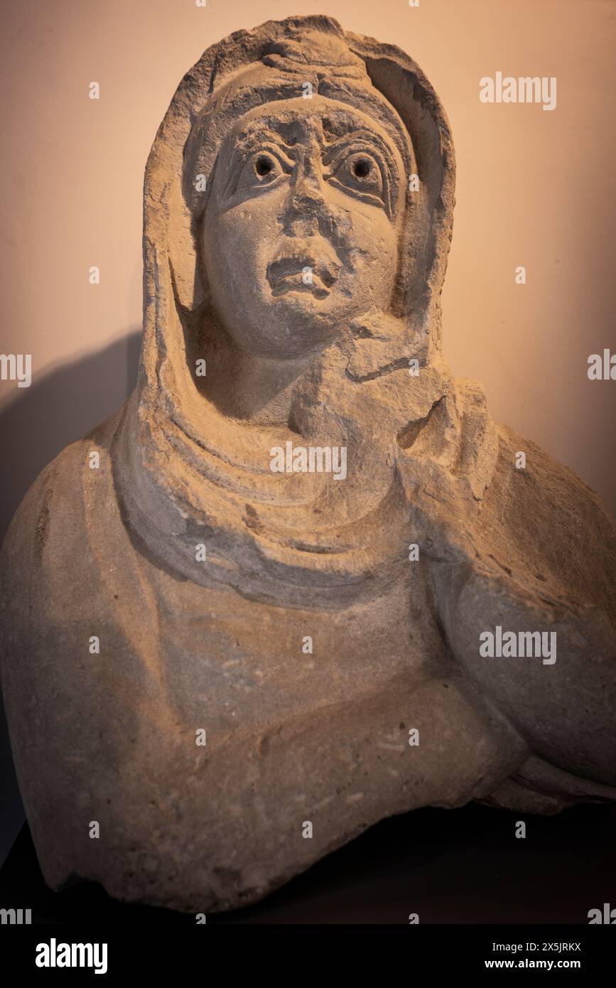 Lady mit Mantel, weißlicher Kalkstein. Römische Kultur, wahrscheinlich Augustuszeit, 1. Jh. v. Chr. - 1. Jh. n. Chr., Doña Aldonzas Bauernhaus, Archeolog Stockfoto