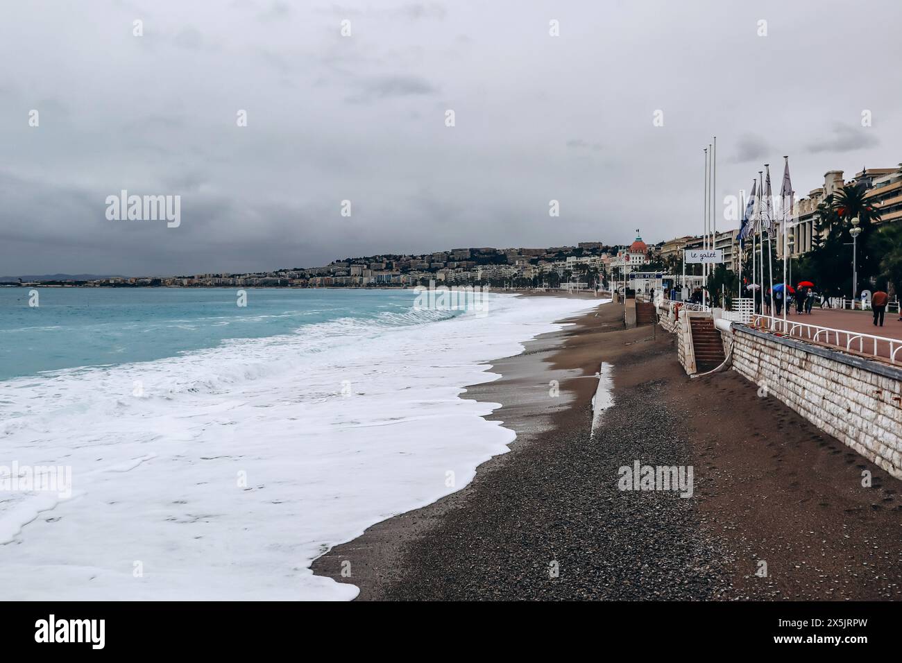 Strände von Nizza direkt nach dem Sturm, mit Sand bedeckt Stockfoto