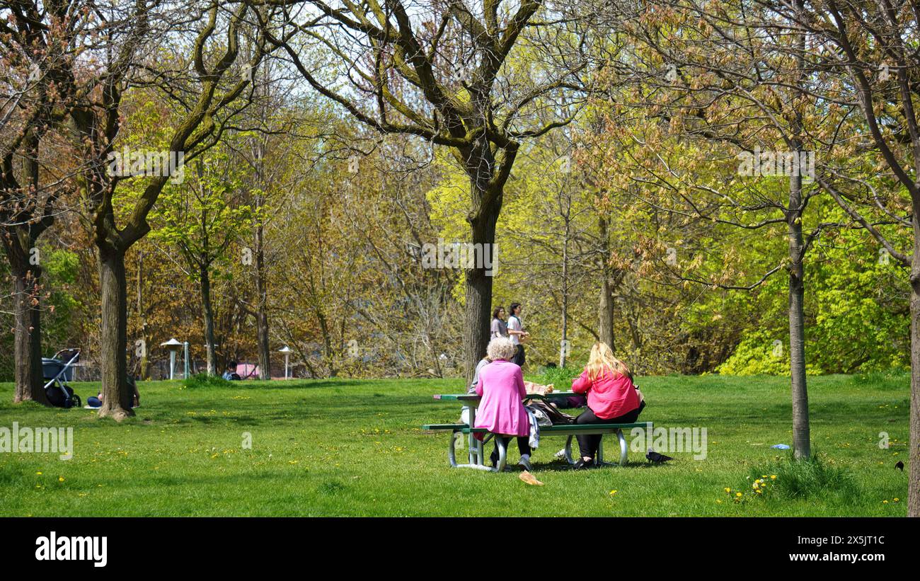 Toronto, Kanada - 5. Mai 2024: Menschen, die den Frühling im Christie Pits Park genießen Stockfoto