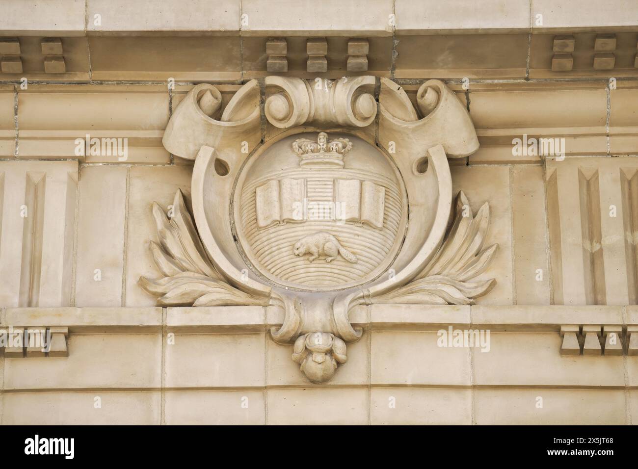 Toronto, Kanada – 5. Mai 2024: Ein altes Wappen mit Ontario-Symbolen. Das Symbol ziert die Steinmauer eines alten Gebäudes in der Bloor Street West Stockfoto Toronto, Kanada – 5. Mai 2024: Ein altes Wappen mit Ontario-Symbolen. Das Symbol ziert die Steinmauer eines alten Gebäudes in der Bloor Street West Stockfoto