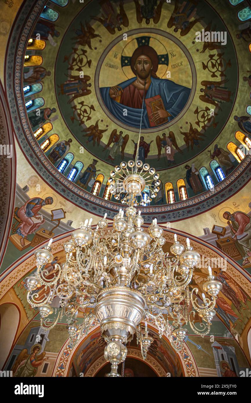 Thira, Santorini, Griechenland. Griechische orthodoxe Kirche und Innenmalerei und Kronleuchter Stockfoto