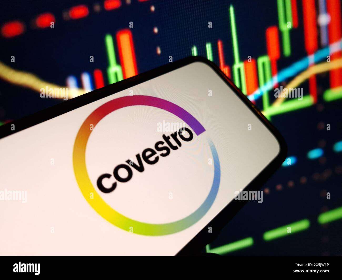 Konskie, Polen – 05. Mai 2024: Firmenlogo von Covestro auf dem Mobiltelefon Stockfoto
