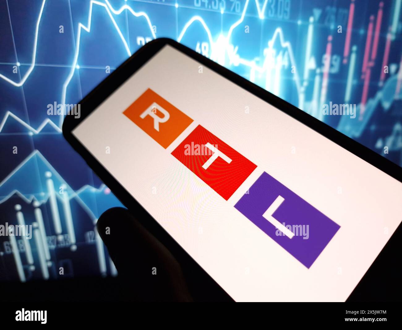 Konskie, Polen - 05. Mai 2024: Firmenlogo der RTL Group auf dem Mobiltelefon Stockfoto