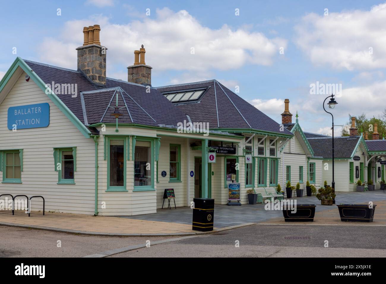 Ballater Railway Station ist ein ehemaliger Bahnhof im Dorf Ballater in Aberdeenshire, Schottland. Stockfoto