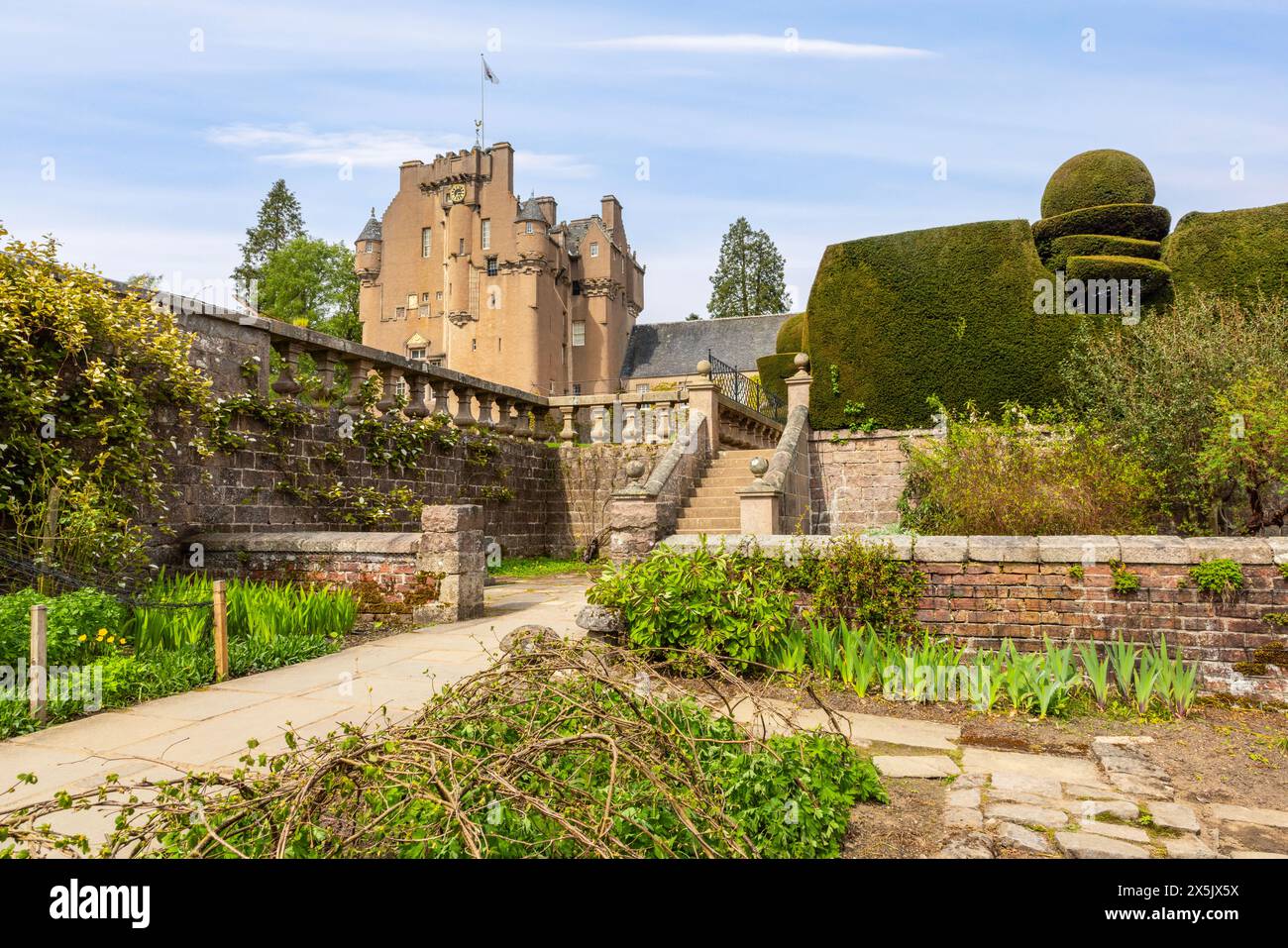 Crathes Castle, ein klassisches schottisches Turmhaus in Aberdeenshire, Schottland, bietet bezaubernde Türme und wunderschöne Gärten. Stockfoto