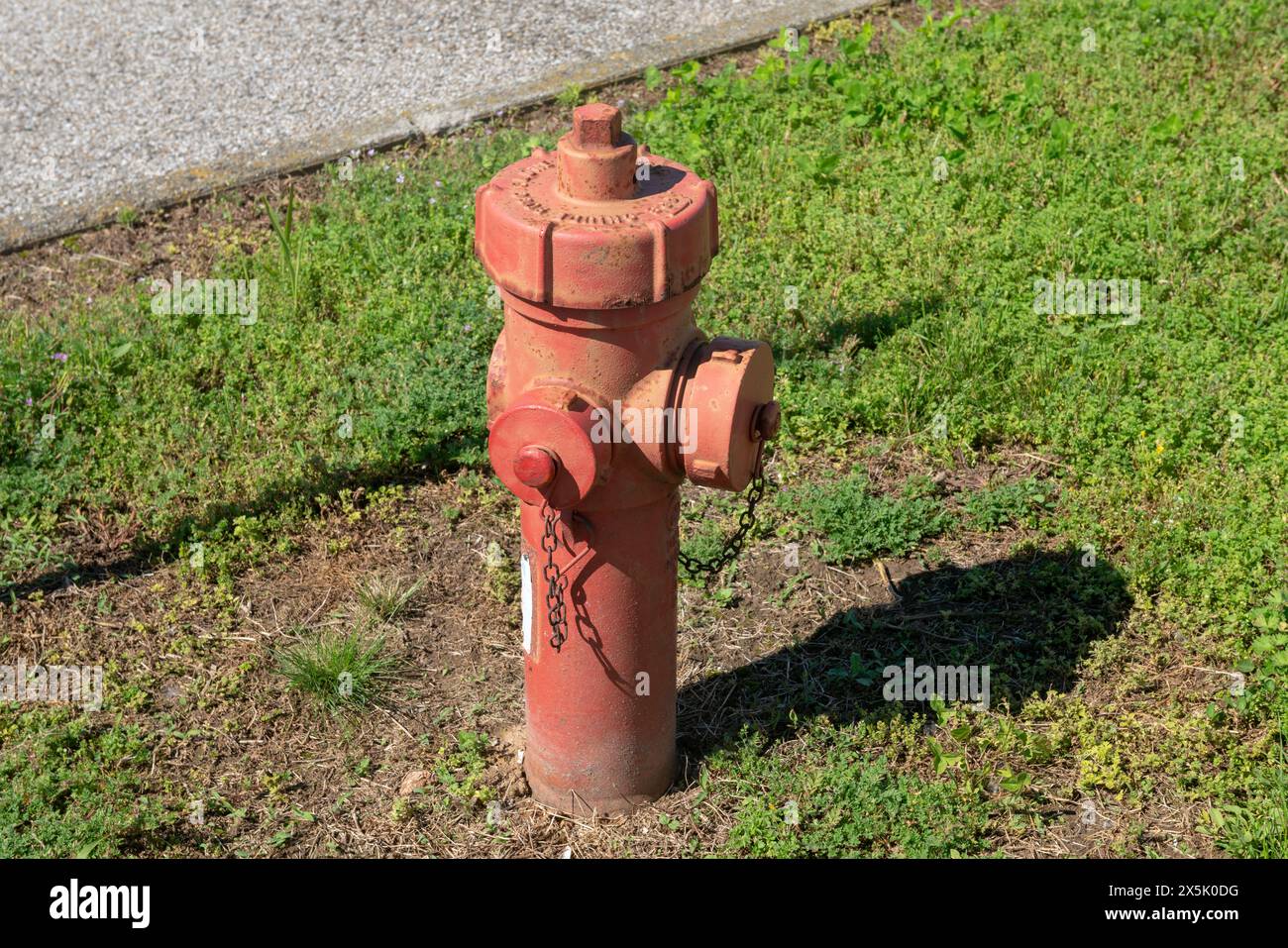 Hydranten, Brandschutz wirkt sich auf die Auslegung der Punkte mit den Schlauchanschlüssen für die Feuerwehr aus. Brandkontrolle und -Wartung. Brandschutz. Stockfoto