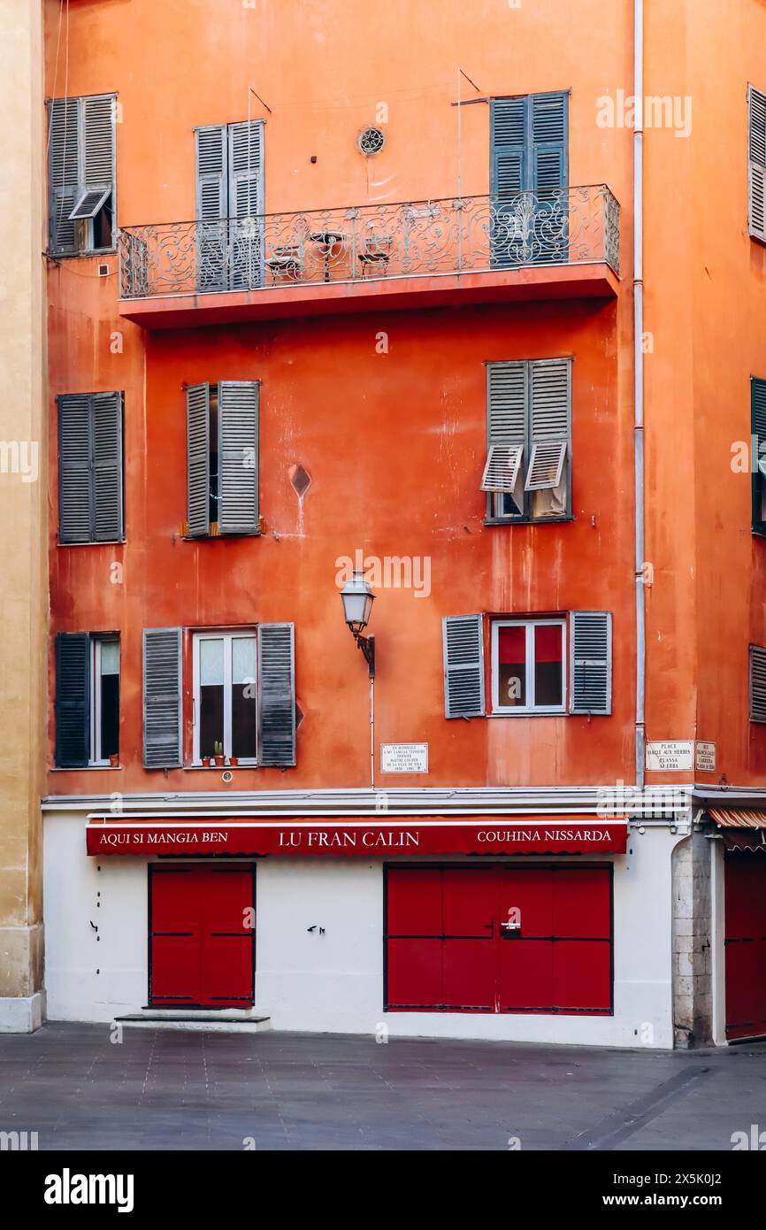 Nizza, Frankreich - 12. November 2023: Häuser und Straßen in der Altstadt von Nizza Stockfoto