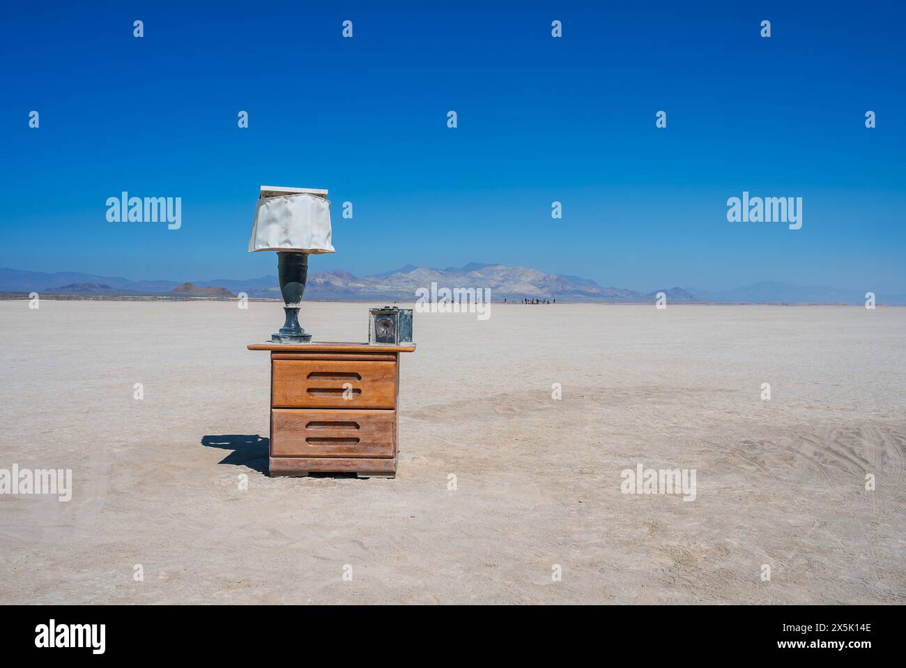 Vintage-Kommode mit Lampe in Desert Art Installation. Stockfoto