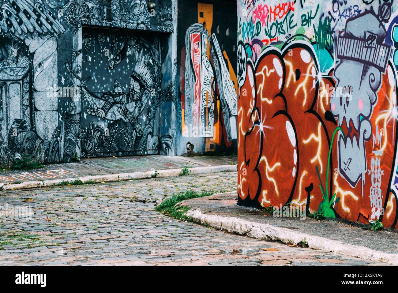 Beco do Batman, der Spitzname für die Gegend rund um das Viertel Vila Madalena mit seiner dichten Konzentration von Graffiti entlang der Straßen, das beliebte wi Stockfoto