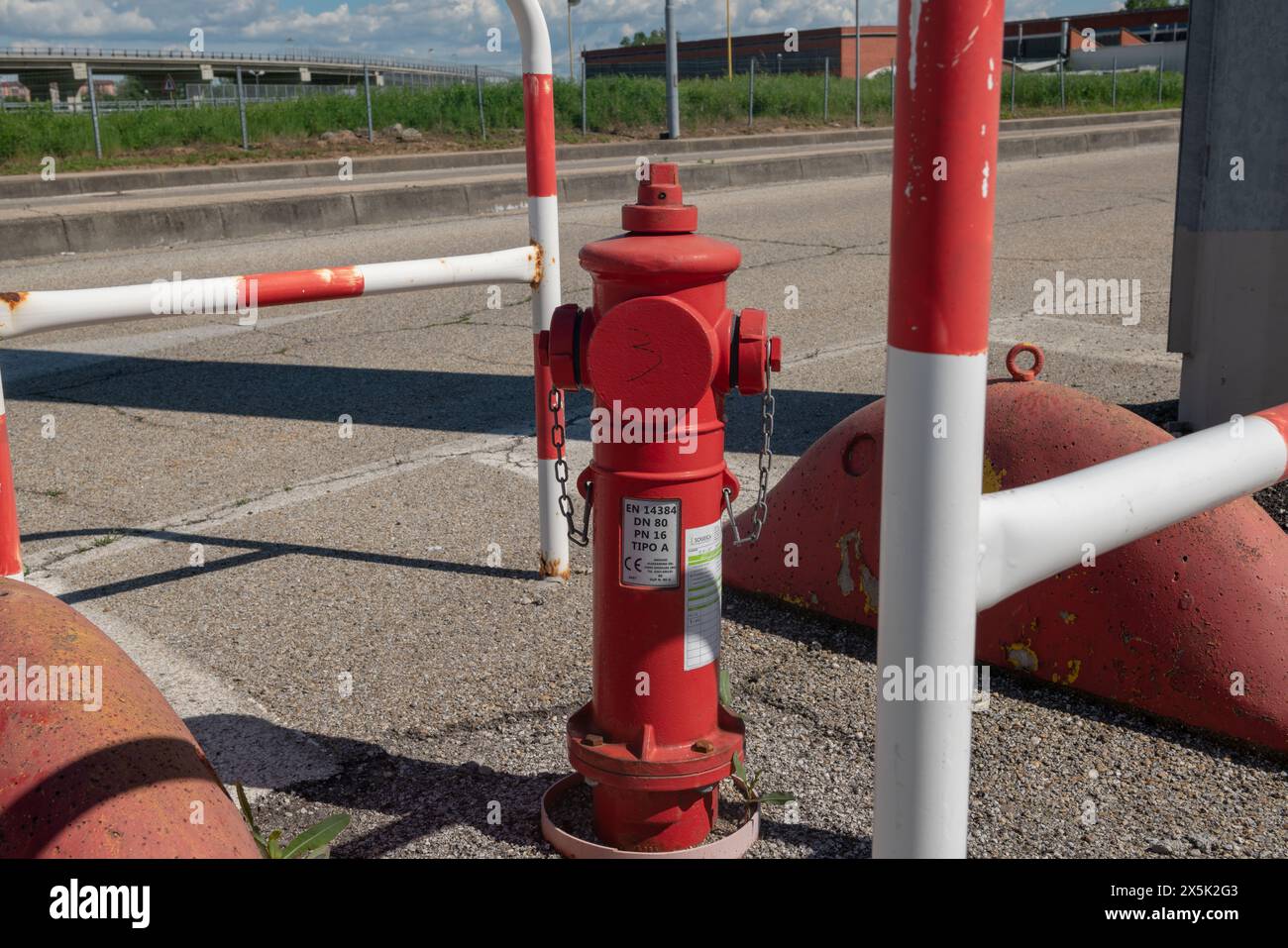 Hydranten, Brandschutz wirkt sich auf die Auslegung der Punkte mit den Schlauchanschlüssen für die Feuerwehr aus. Brandkontrolle und -Wartung. Brandschutz. Stockfoto