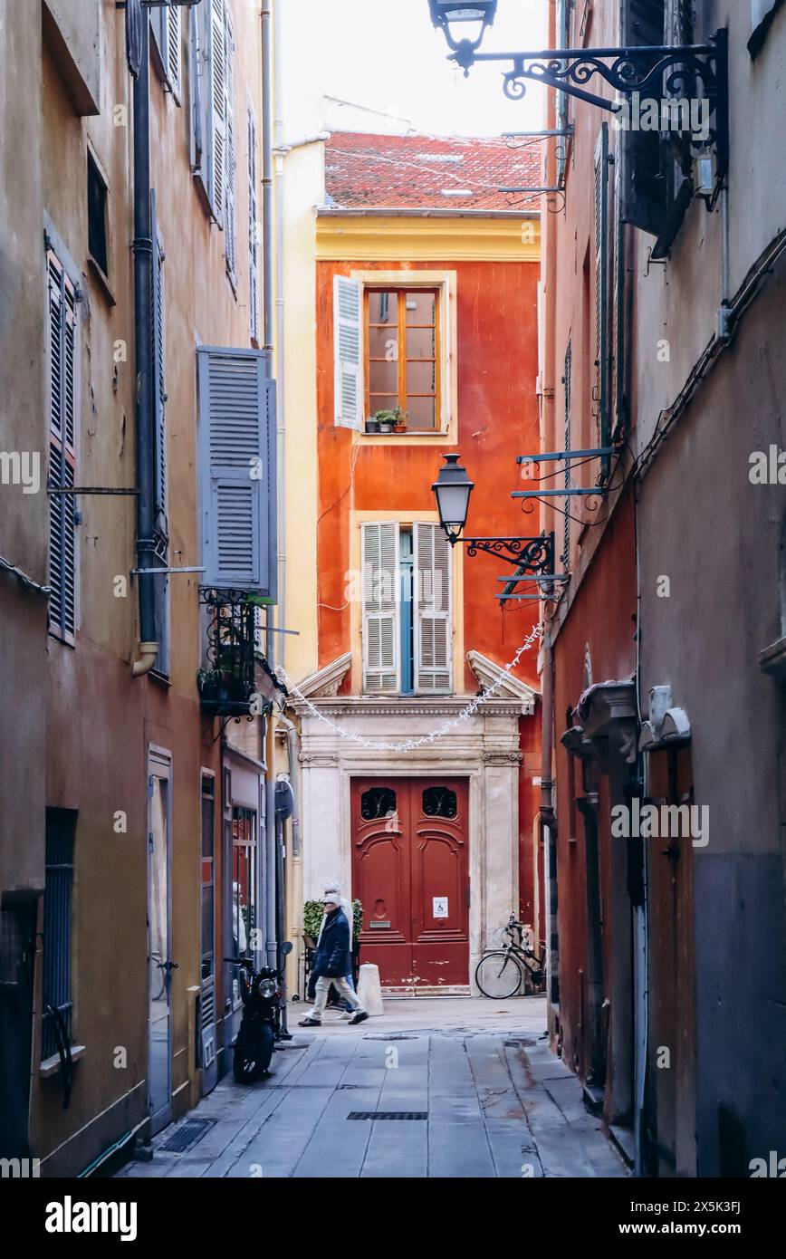 Nizza, Frankreich - 12. November 2023: Häuser und Straßen in der Altstadt von Nizza Stockfoto