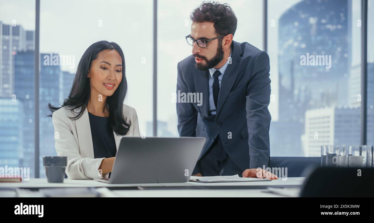 Modernes Büro: Porträt des erfolgreichen Corporate CEO und Top Manager Talk, Nutzung von Laptop Computer. Geschäftsleute diskutieren über Investitionen in Digital e-Commerce Fintech Startup. Multiethnisches Arbeitsumfeld Stockfoto