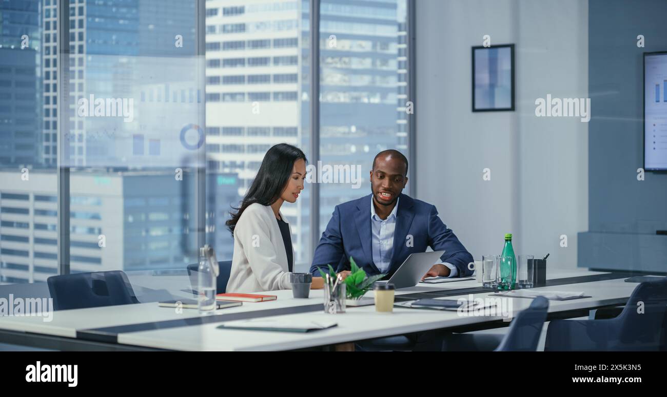 In diversen modernen Büros: Geschäftstreffen von Geschäftsmann und Geschäftsfrau. Geschäftsleute, die am internationalen E-Commerce-Projekt arbeiten. Verhandeln, Planen, Lösen Von Problemen. Stockfoto