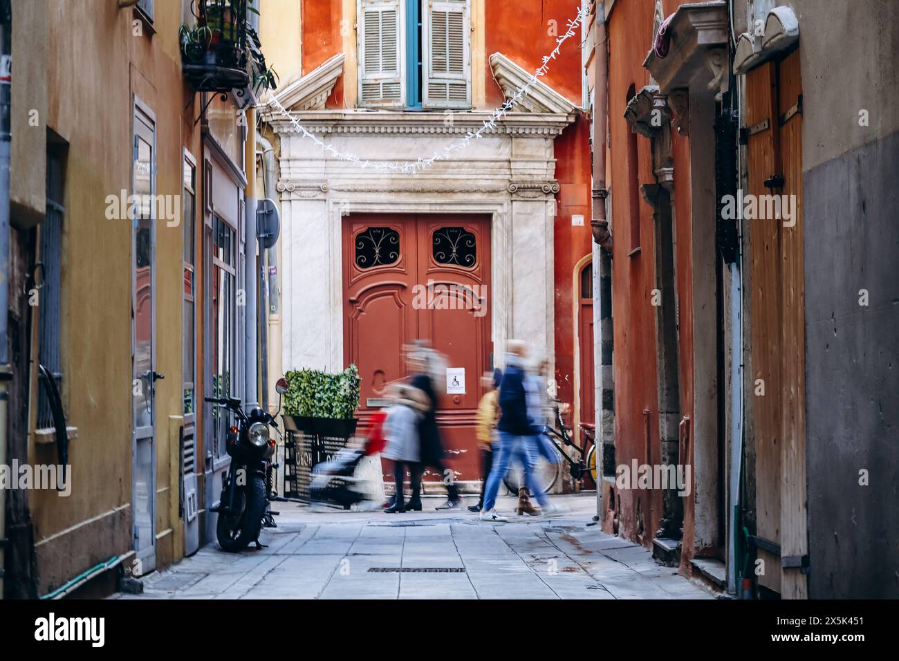 Nizza, Frankreich - 12. November 2023: Häuser und Straßen in der Altstadt von Nizza Stockfoto