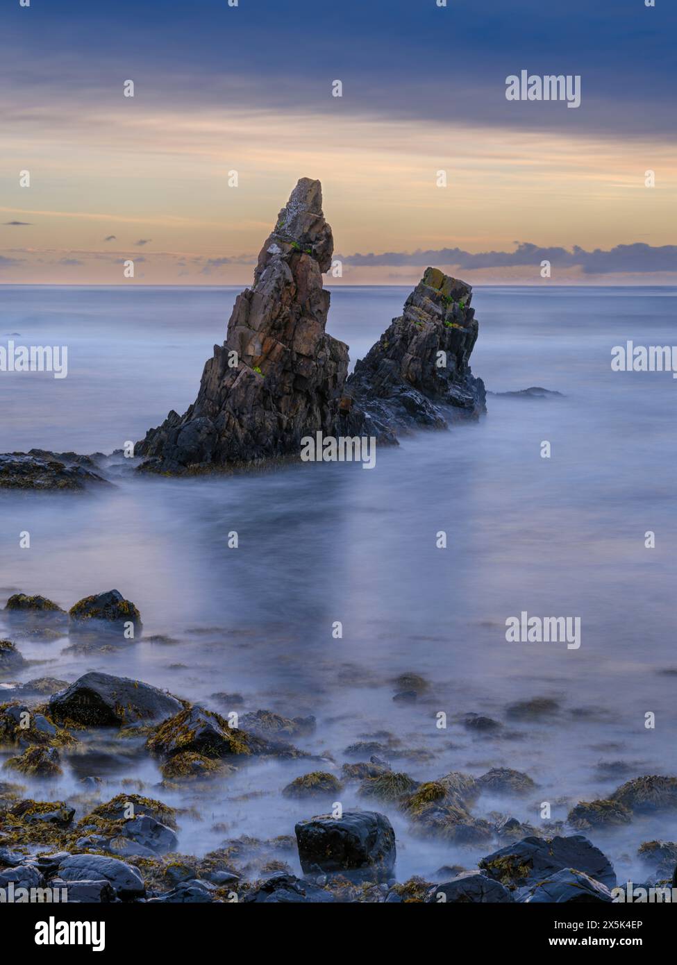 Küstenlandschaft im Arneshreppur an der Bucht Trekyllisvik. Das Strandir in den Westfjorden (Vestfirdir) in Island im Herbst. Stockfoto