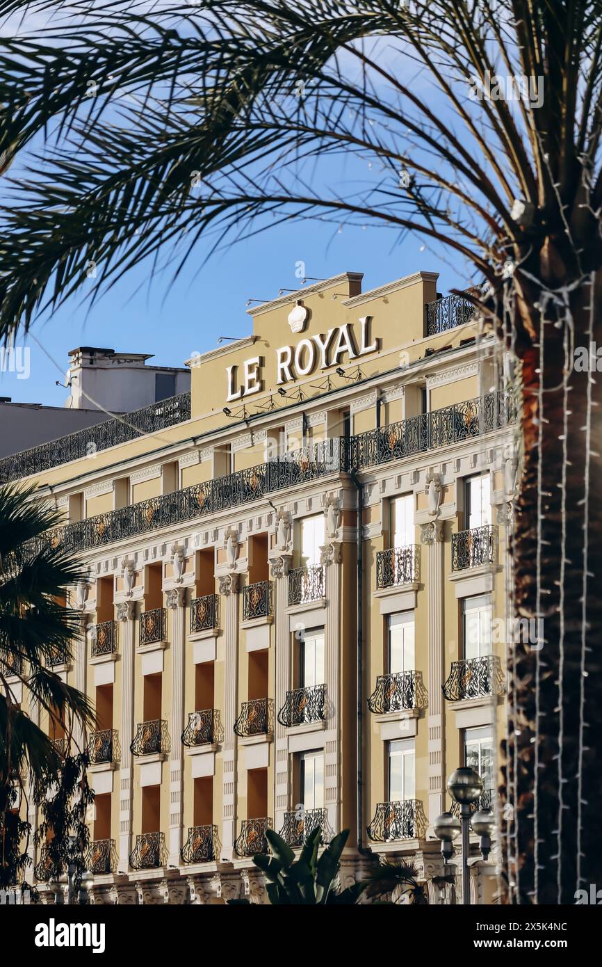 Nizza, Frankreich - 12. November 2023: Fassade des berühmten historischen Hotels Le Royal in Nizza an der Promenade des Anglais. Stockfoto