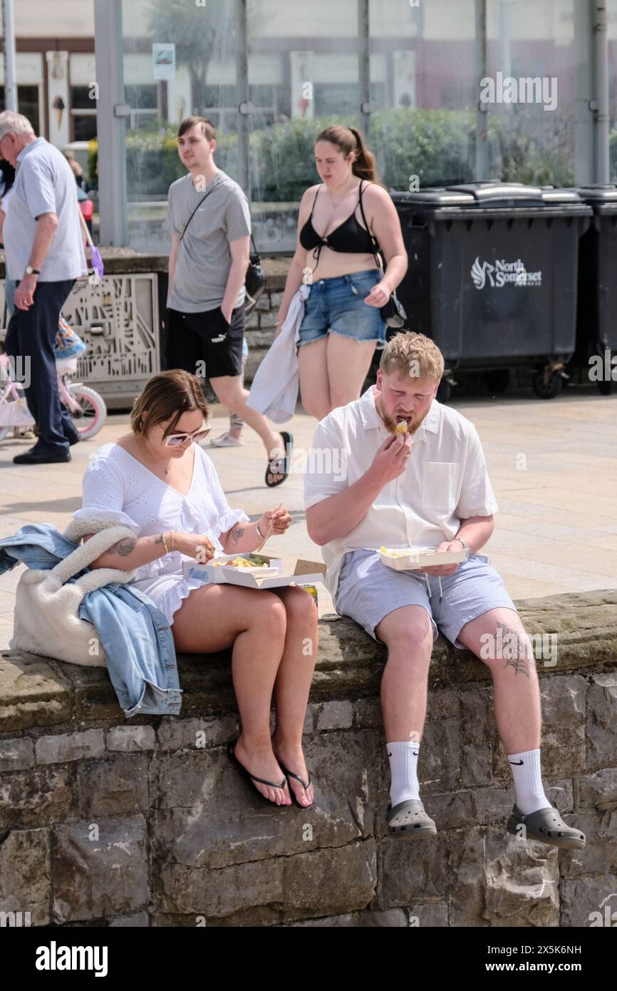 Weston-super-Mare, Großbritannien. Mai 2024. Die Leute genießen einen warmen Tag am Strand von Weston-super-Mare. Fish and Chips auf der Promenade. Quelle: JMF News/Alamy Live News Stockfoto