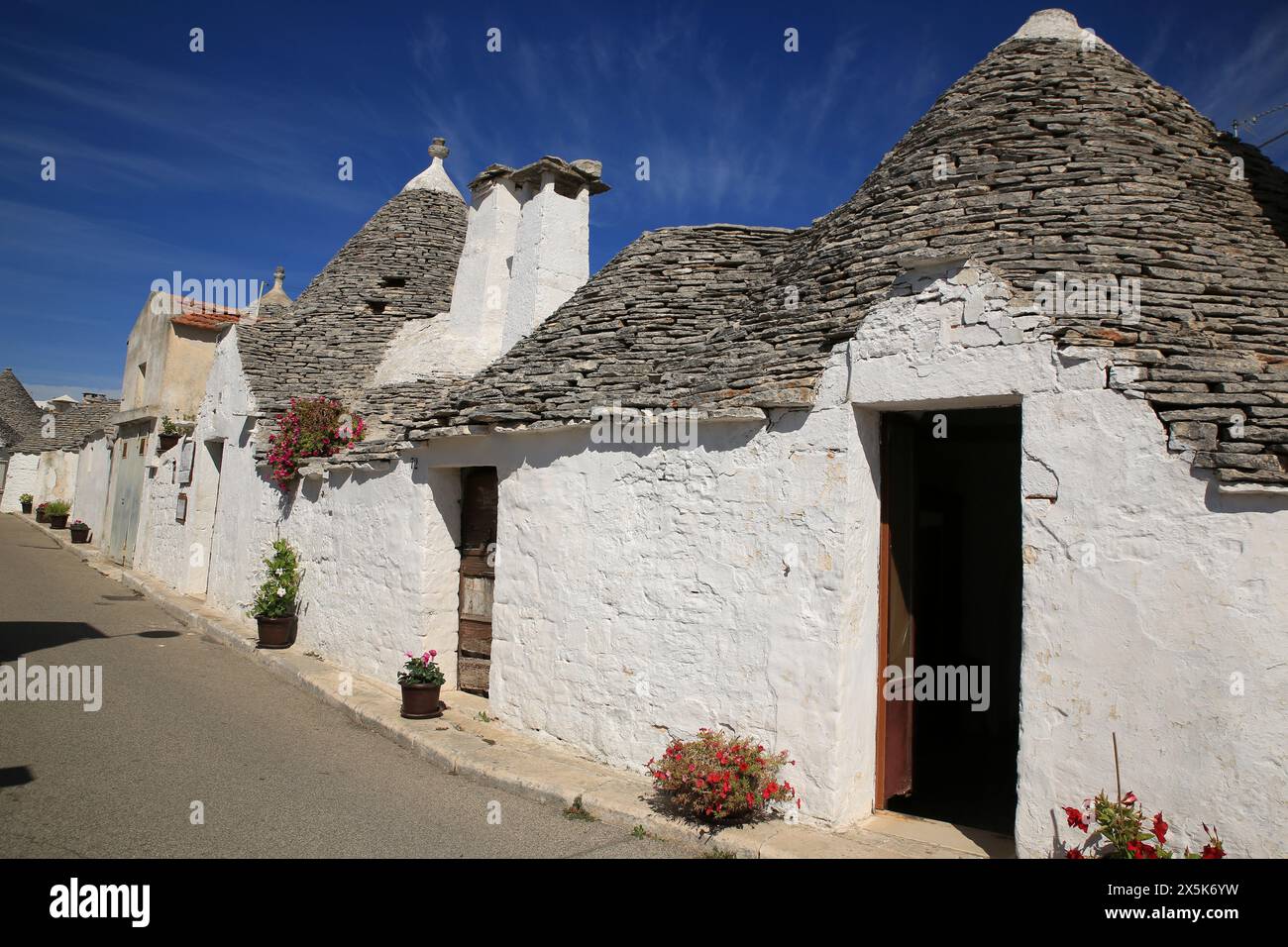 Alberobello, Italien, Bari. trullo trulli Häuser aus weißem Stein mit kegelförmigen Steindächern und Pflanzen. (Nur Für Redaktionelle Zwecke) Stockfoto