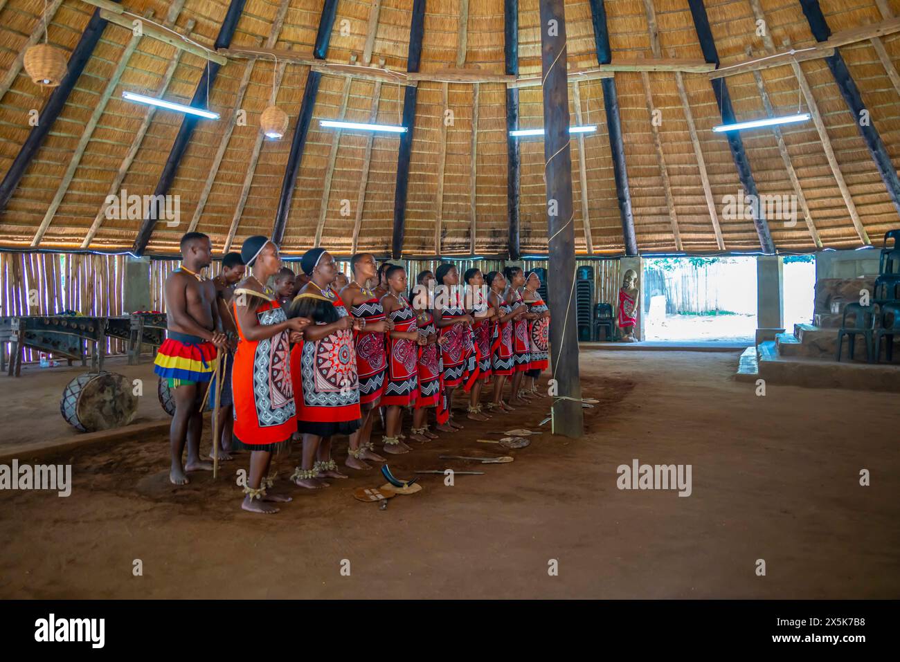 Blick auf Swazi Musik- und Tanzvorstellung, Mantenga Cultural Village, eine traditionelle Eswatini Siedlung, Malkerns, Eswatini, Afrika Copyright: Frankx Stockfoto