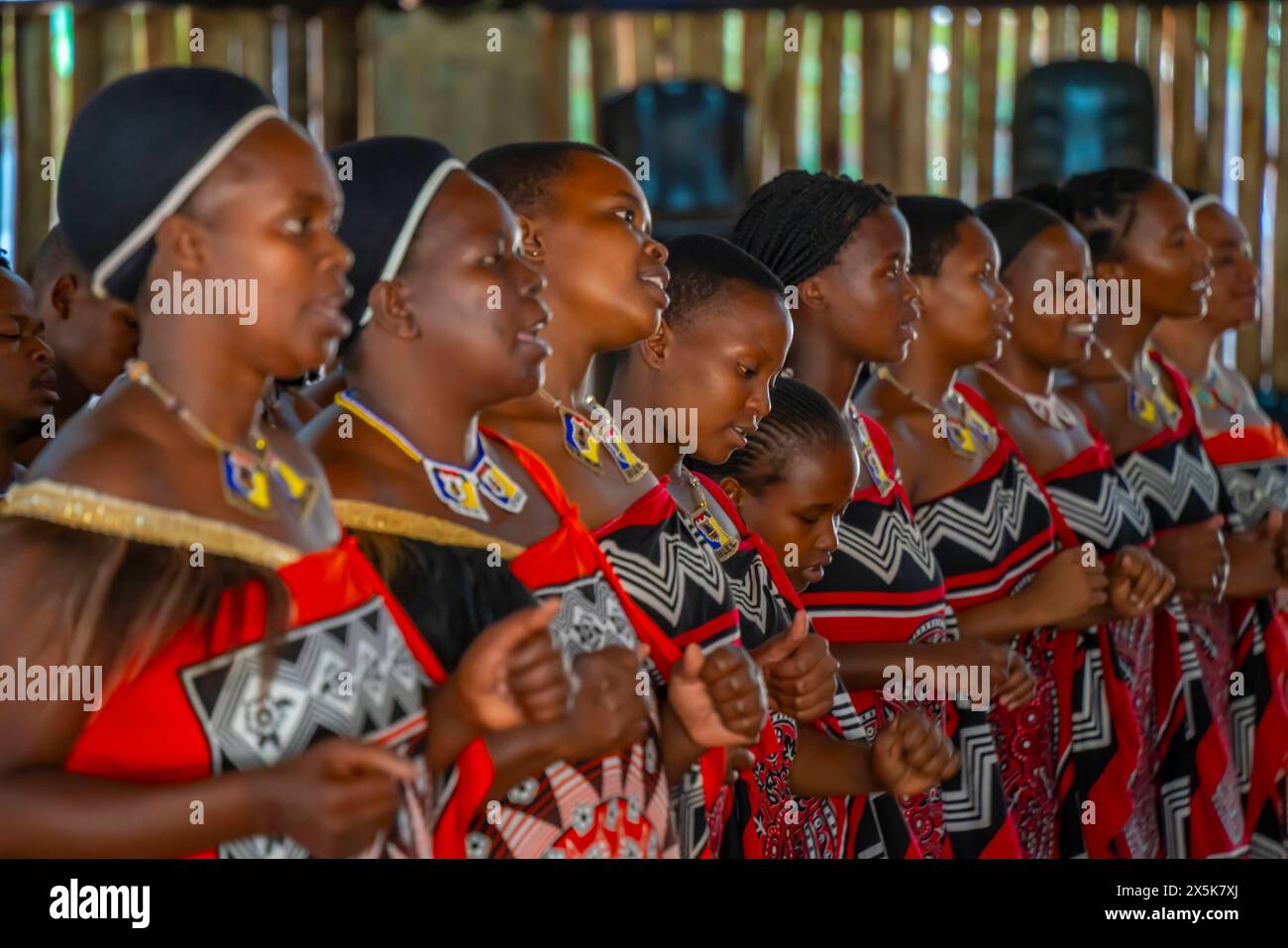 Blick auf Swazi Musik- und Tanzvorstellung, Mantenga Cultural Village, eine traditionelle Eswatini Siedlung, Malkerns, Eswatini, Afrika Copyright: Frankx Stockfoto