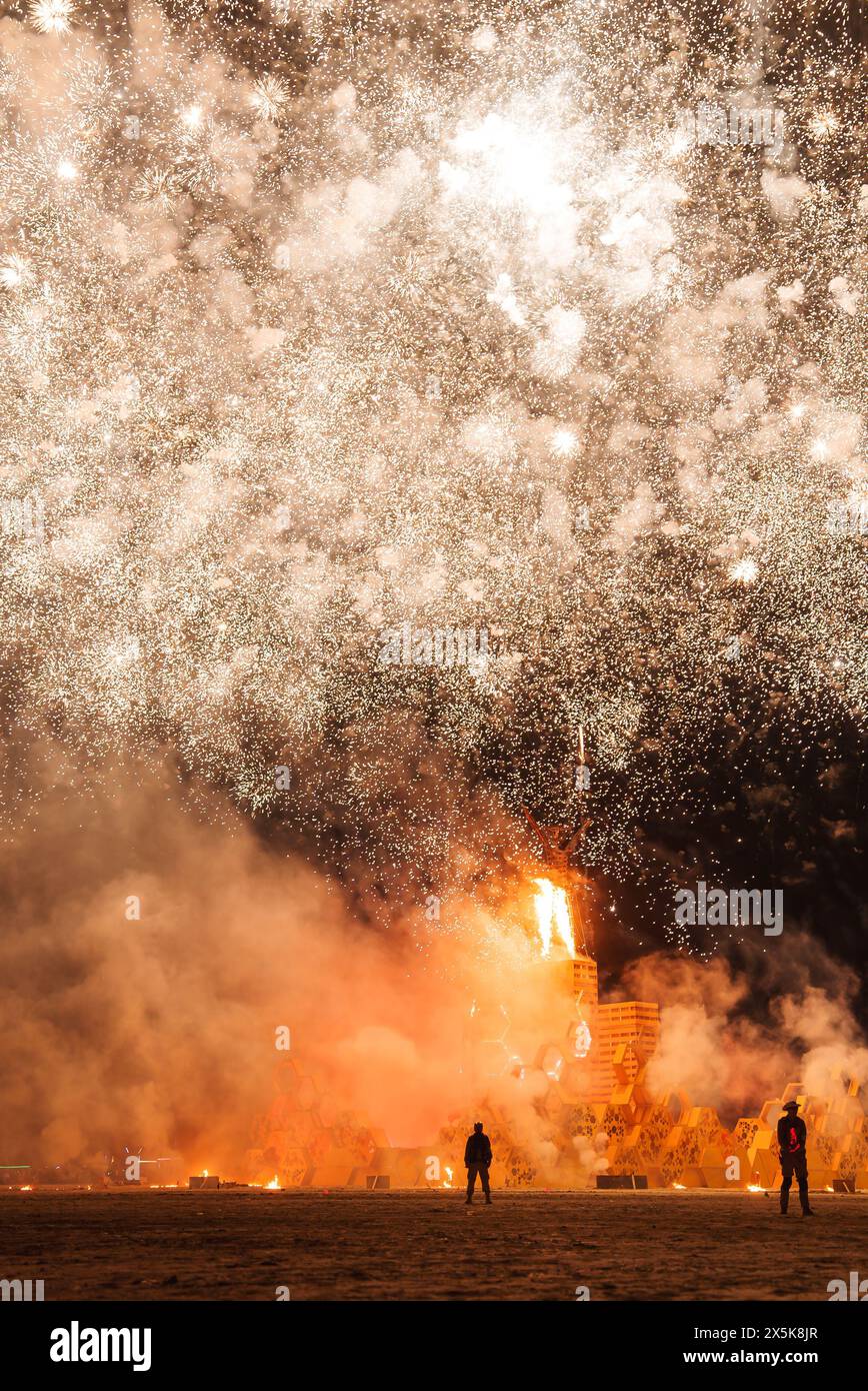 Spektakuläre Feuerwerksshow bei Nacht-Event in Wüstenlandschaft Stockfoto
