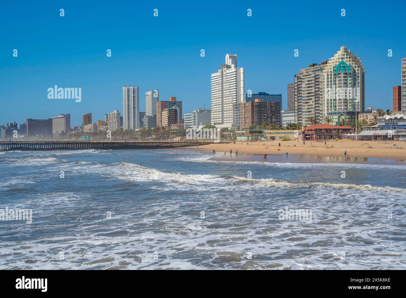 Blick auf Promenade, Strand und Hotels vom Pier im Indischen Ozean, Provinz KwaZulu-Natal, Südafrika, Afrika Copyright: FrankxFell 844-33373 Stockfoto