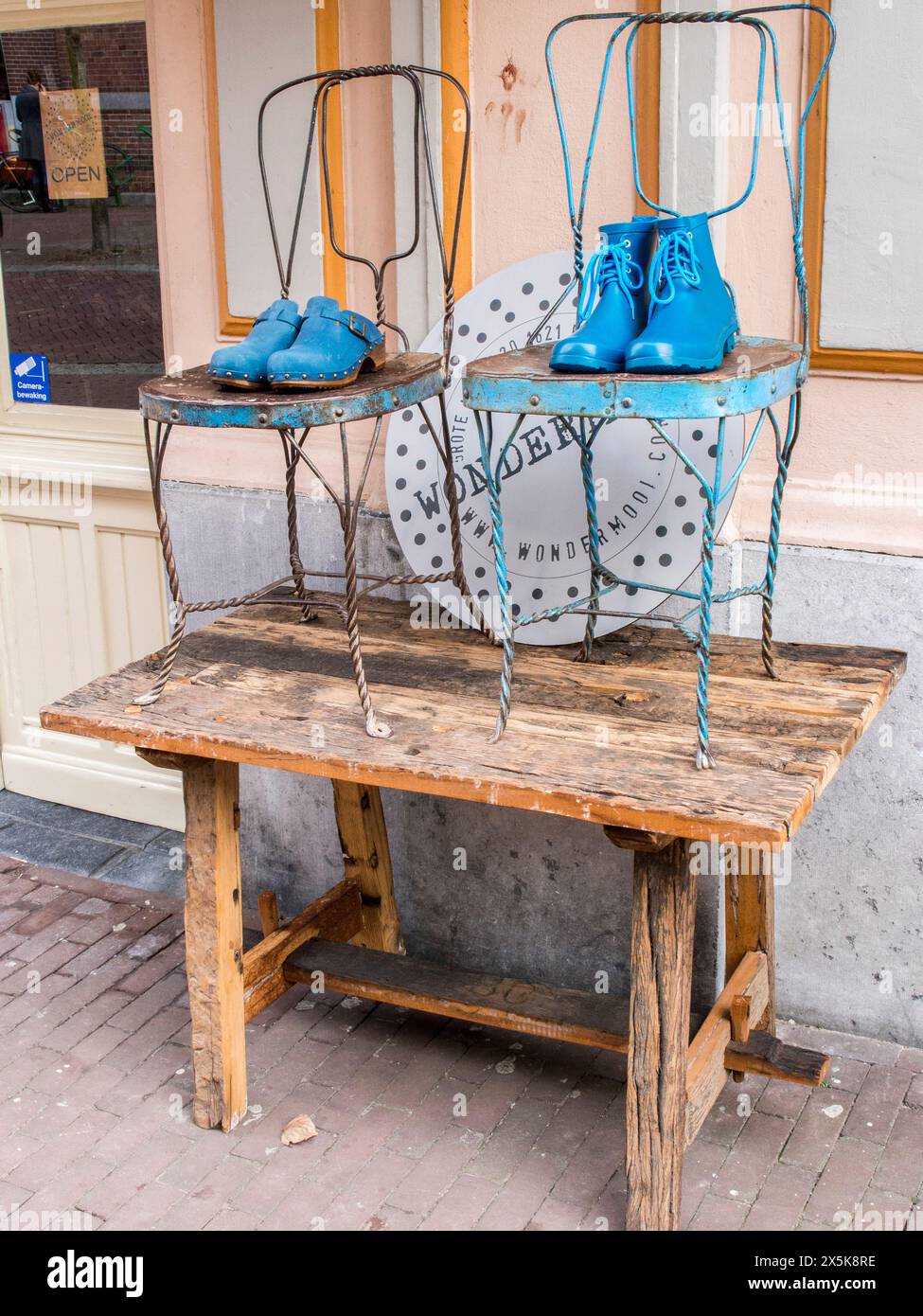 Eine niedliche Ausstellung vor einem Schuhgeschäft in der historischen Stadt Hoorn. (Nur Für Redaktionelle Zwecke) Stockfoto