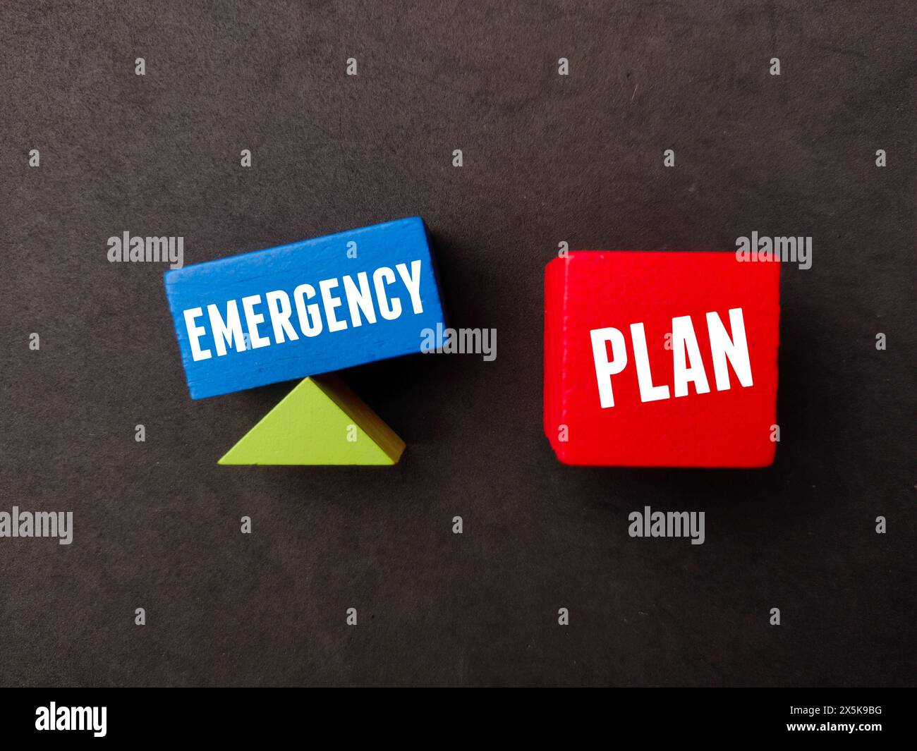 Farbiger Block mit Text NOTFALLPLAN auf schwarzem Hintergrund. Stockfoto