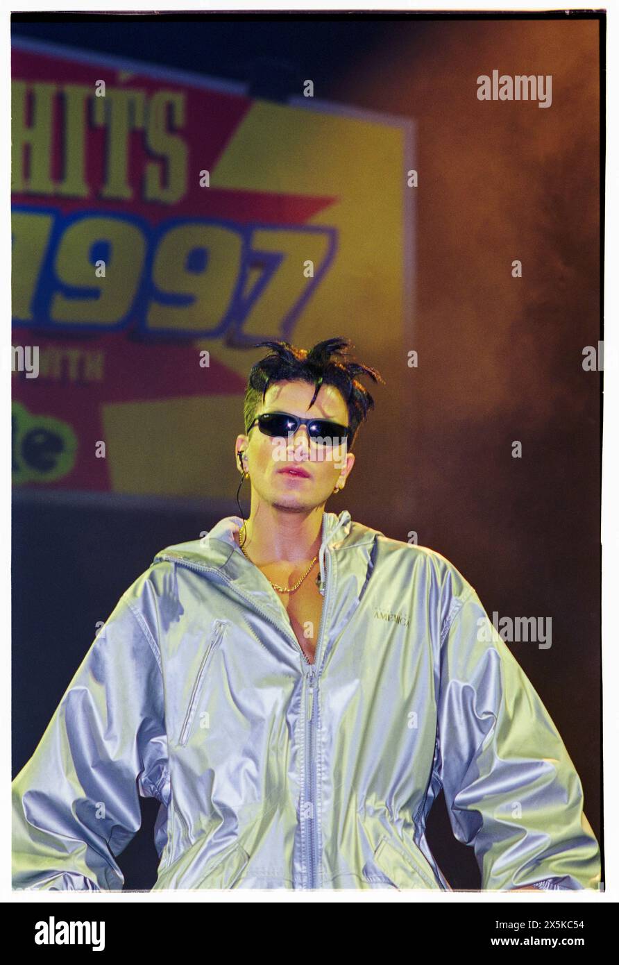 PETER ANDRE, 1997: Ein junger Peter Andre auf der Smash Hits Tour 1997 in der Cardiff International Arena CIA, Cardiff, Wales, Großbritannien am 22. November 1997. Foto: Rob Watkins. INFO: Peter Andre, geboren am 27. Februar 1973 in Harrow, London, ist ein britisch-australischer Sänger, Songwriter und Fernsehproduzent. In den 90ern wurde er berühmt und genoss Erfolge in Musik, Reality-TV und Philanthropie. Stockfoto