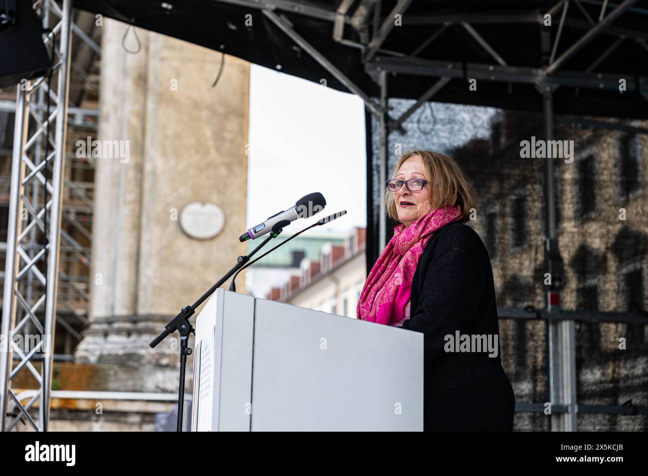 München, Deutschland. Mai 2024. NRW Antisemitismus-Kommissarin Sabine Leutheusser-Schnarrenberger ( FDP ) bei der Lesung aus Büchern, die während der Bücherverbrennung von den Nazis verbrannt wurden, unter dem Motto ' BÜCHER AUS DEM FEUER/erinnern, gedenken, ermahnen - gegen Vergessen, für Toleranz! Am 10. Mai 2024 in München. (Foto: Alexander Pohl/SIPA USA) Credit: SIPA USA/Alamy Live News Stockfoto