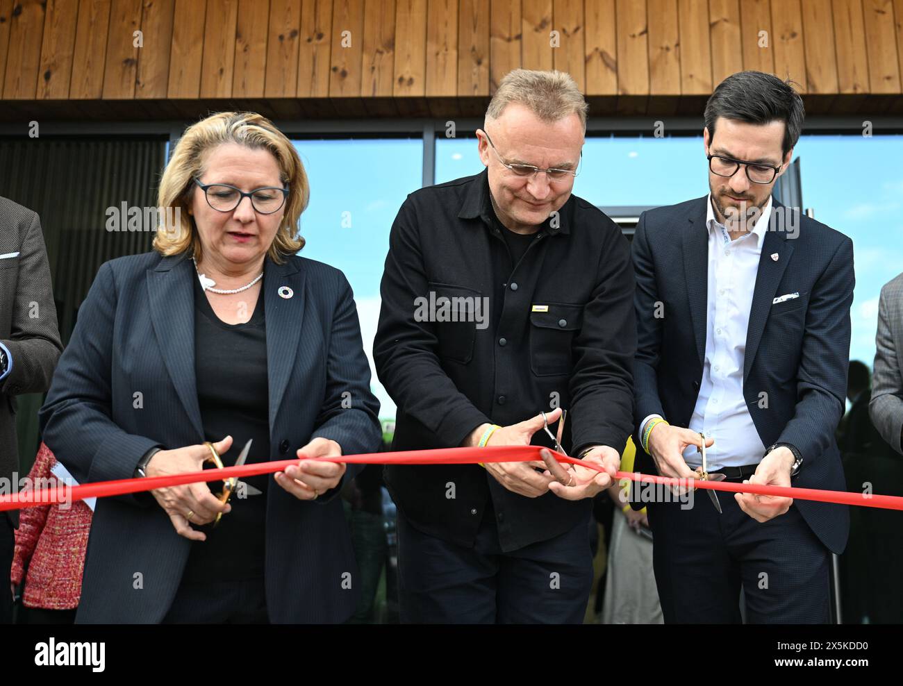 Lwiw, Ukraine. Mai 2024. Svenja Schulze (SPD, l-r), Bundesministerin für wirtschaftliche Zusammenarbeit und Entwicklung, Andrij Sadowyj, Bürgermeister der Stadt Lemberg, und Martin Horn (nicht-Partei), Bürgermeister der Stadt Freiburg, schnitten bei einem Besuch ein Band während der Eröffnung des ununterbrochenen Zentrums für Orthopädische Technologie. Das ungebrochene Zentrum ist das größte prothetische Zentrum in der Ukraine. Quelle: Sebastian Christoph Gollnow/dpa/Alamy Live News Stockfoto