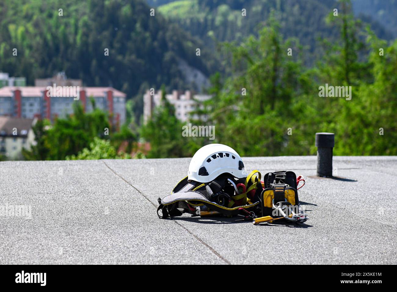 Kletterausrüstung auf dem Dach eines 8-stöckigen Apartmentgebäudes. Vorbereitung für Höhenarbeiten. Stockfoto