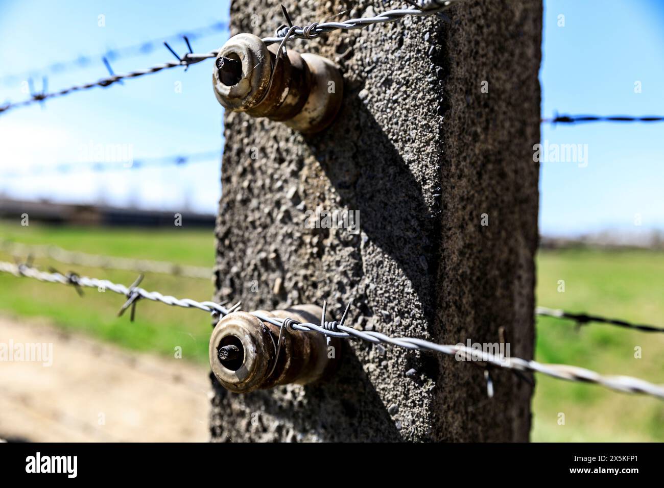 Polen, Oswiecim, Auschwitz-Birkenau. WWll, Stacheldraht um das Konzentrationslager und die Kasernen. Stockfoto