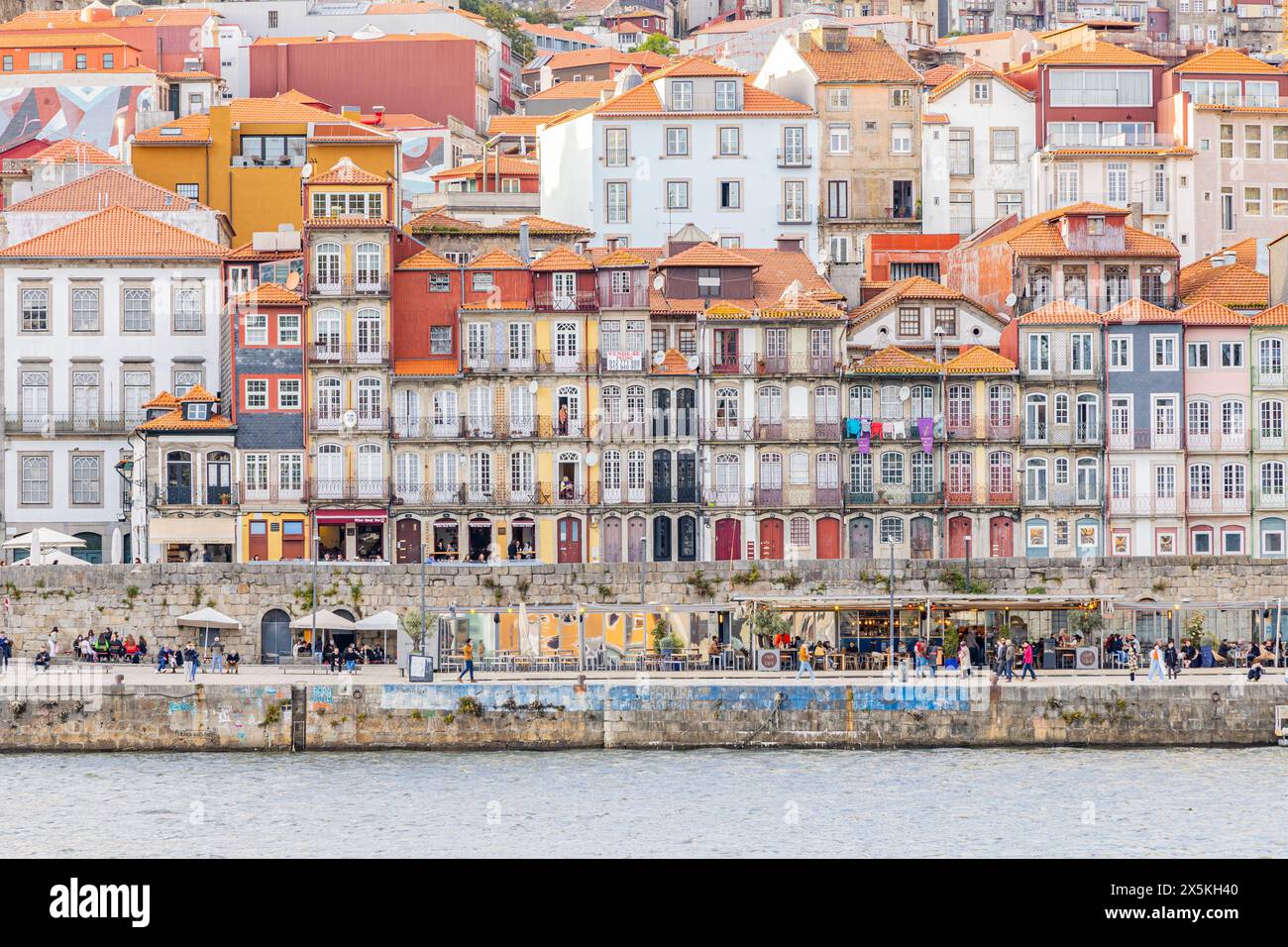 Portugal, Porto, Vila Nova de Gaia. Das Ribeira-Viertel von Porto, von der anderen Seite des Flusses Douro aus gesehen. Stockfoto