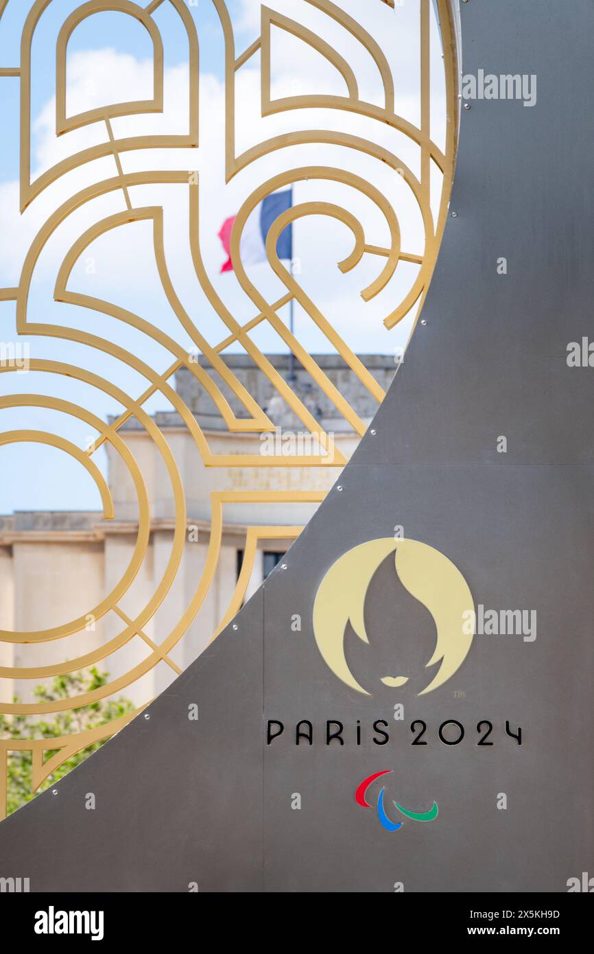 Logo der Olympischen Spiele 2024 in Paris mit Trocadero auf dem Hintergrund mit französischer Flagge Stockfoto