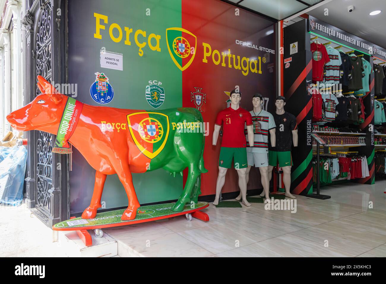 Portugal, Porto. Modellkuh in den Farben der portugiesischen Nationalmannschaft. (Nur Für Redaktionelle Zwecke) Stockfoto