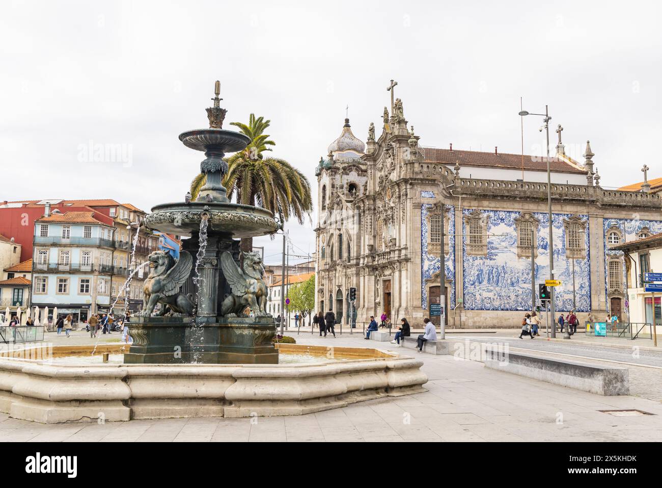 Portugal, Porto. Brunnen und die barocke Igreja do Carmo, Kirche des Liedes, in Porto. Stockfoto