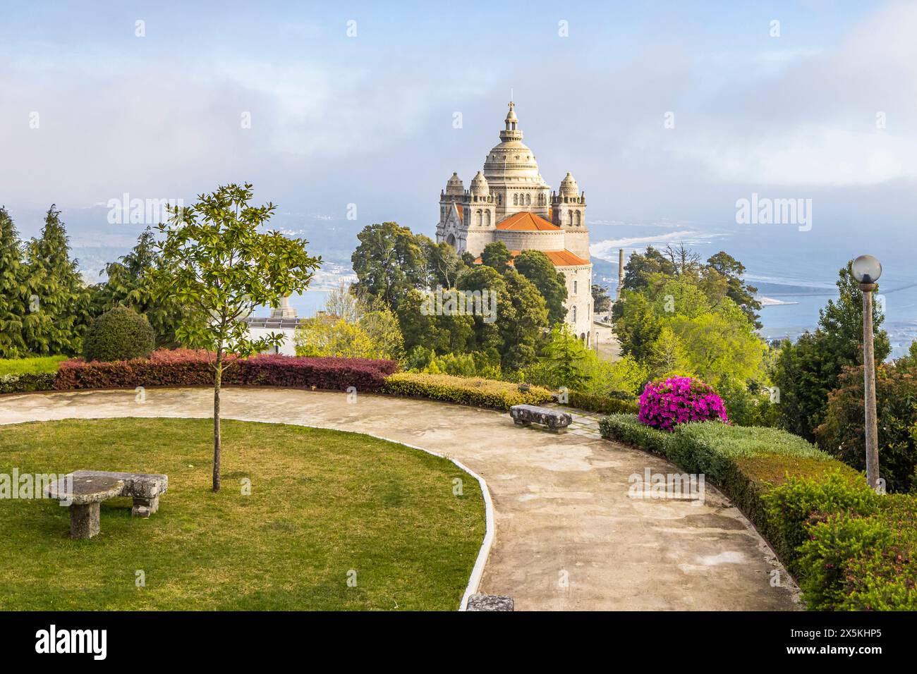 Portugal, Viana do Castelo. Heiligtum des Heiligen Herzens auf dem Monte de Luzia, dem Berg Saint Lucy. Stockfoto