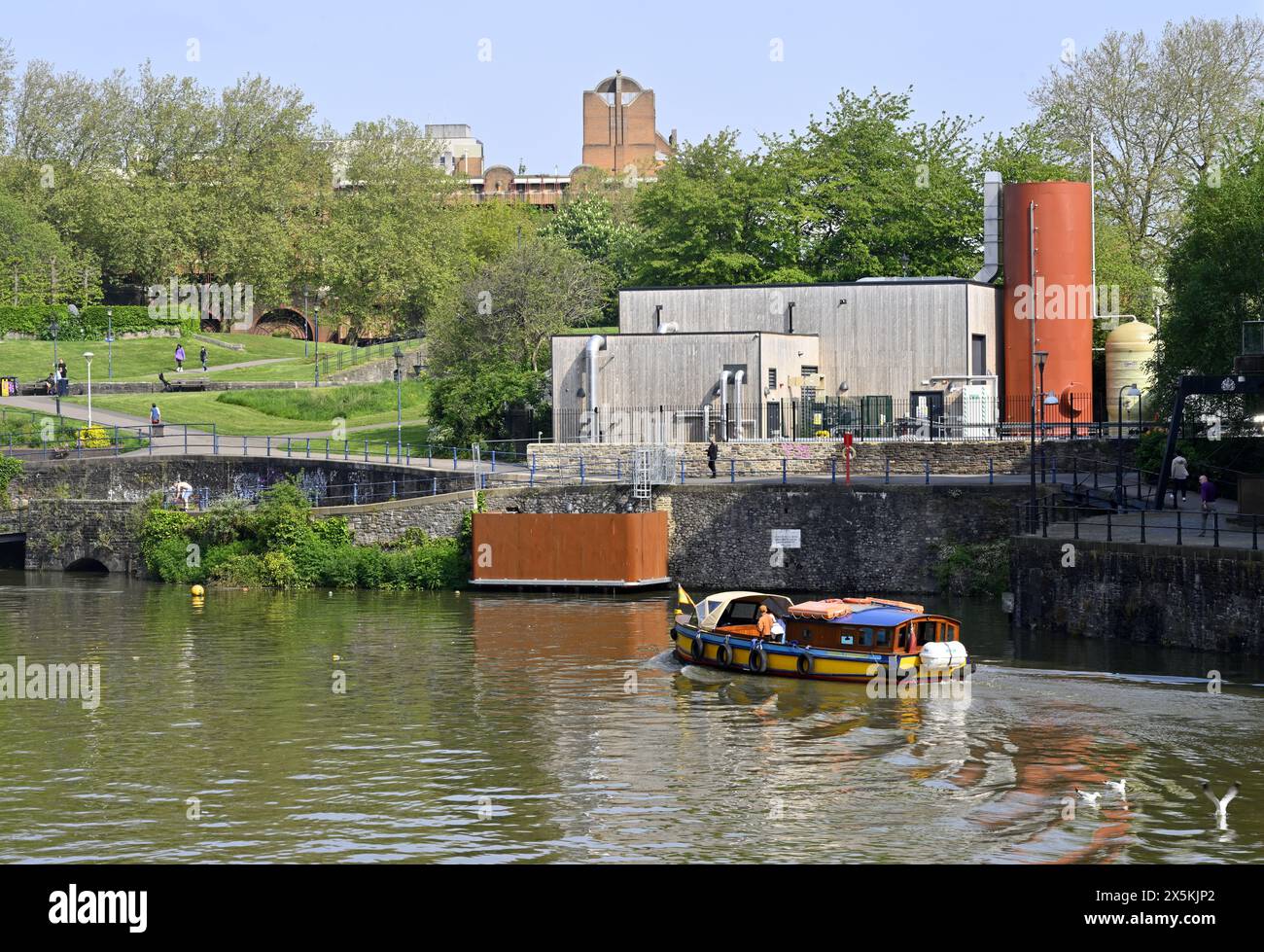 Bristol Castle Park mit neuem Castle Park Energy Centre und schwimmendem Hafen Stockfoto