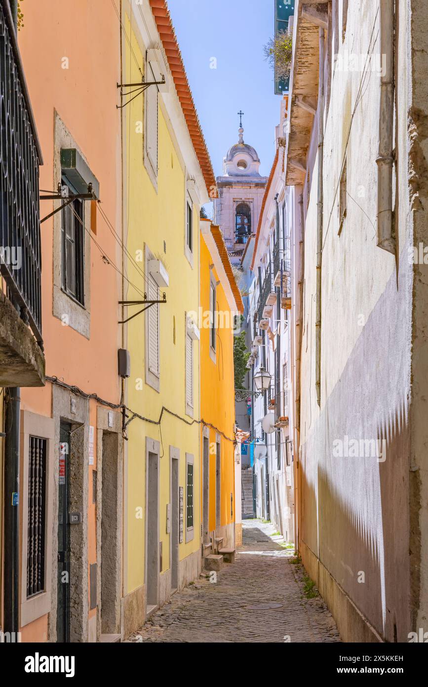 Portugal, Lissabon. Eine enge Gasse. Stockfoto
